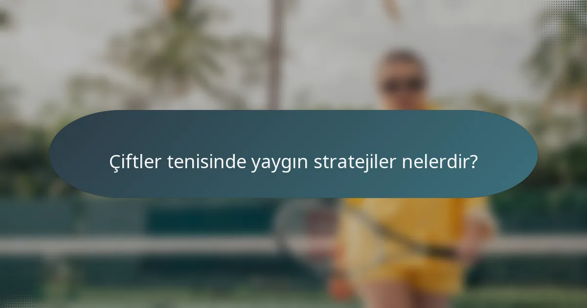 Çiftler tenisinde yaygın stratejiler nelerdir?
